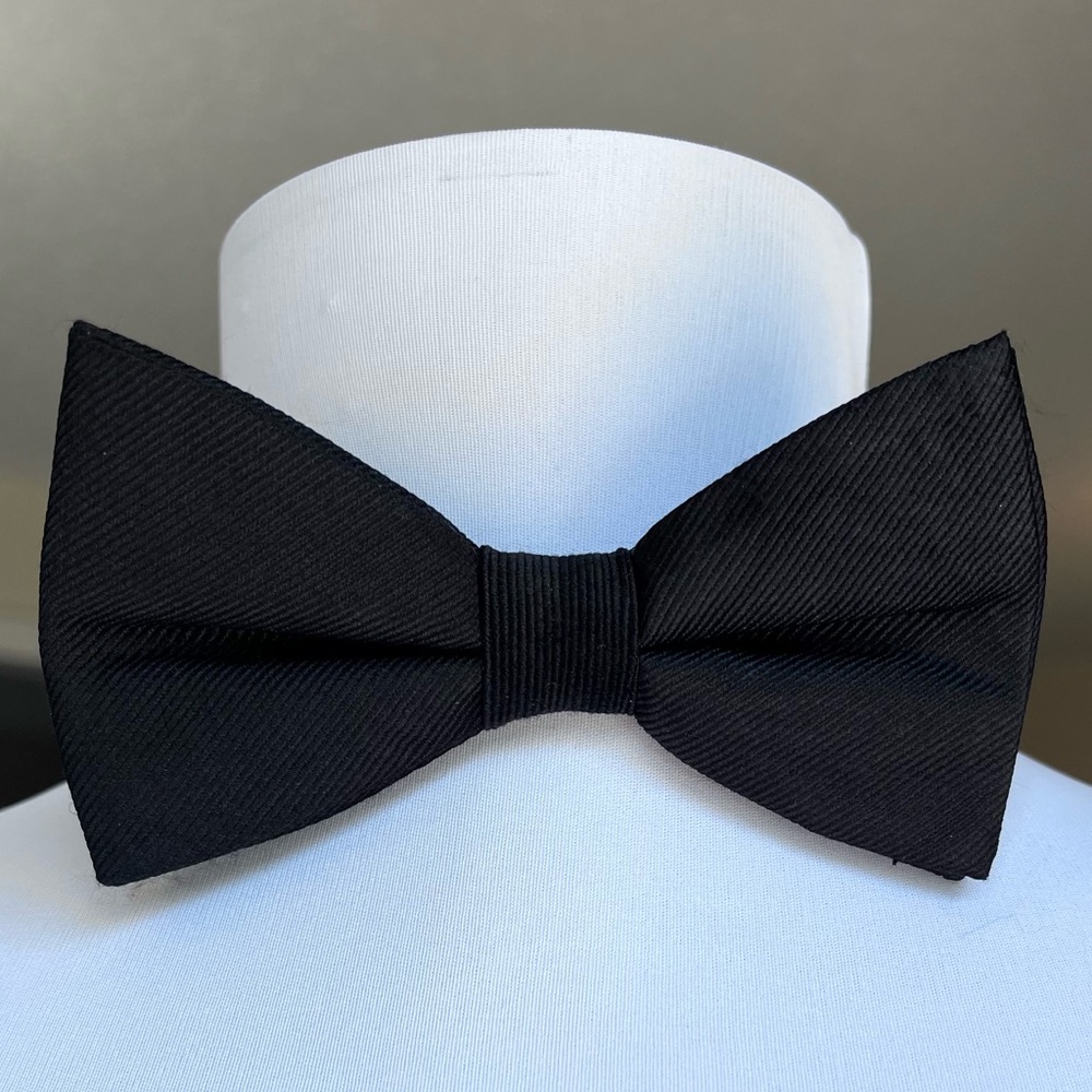 NWT IZOD Adjustable and Pre-Tied Black Bow Tie with Royal Blue Pocket Square